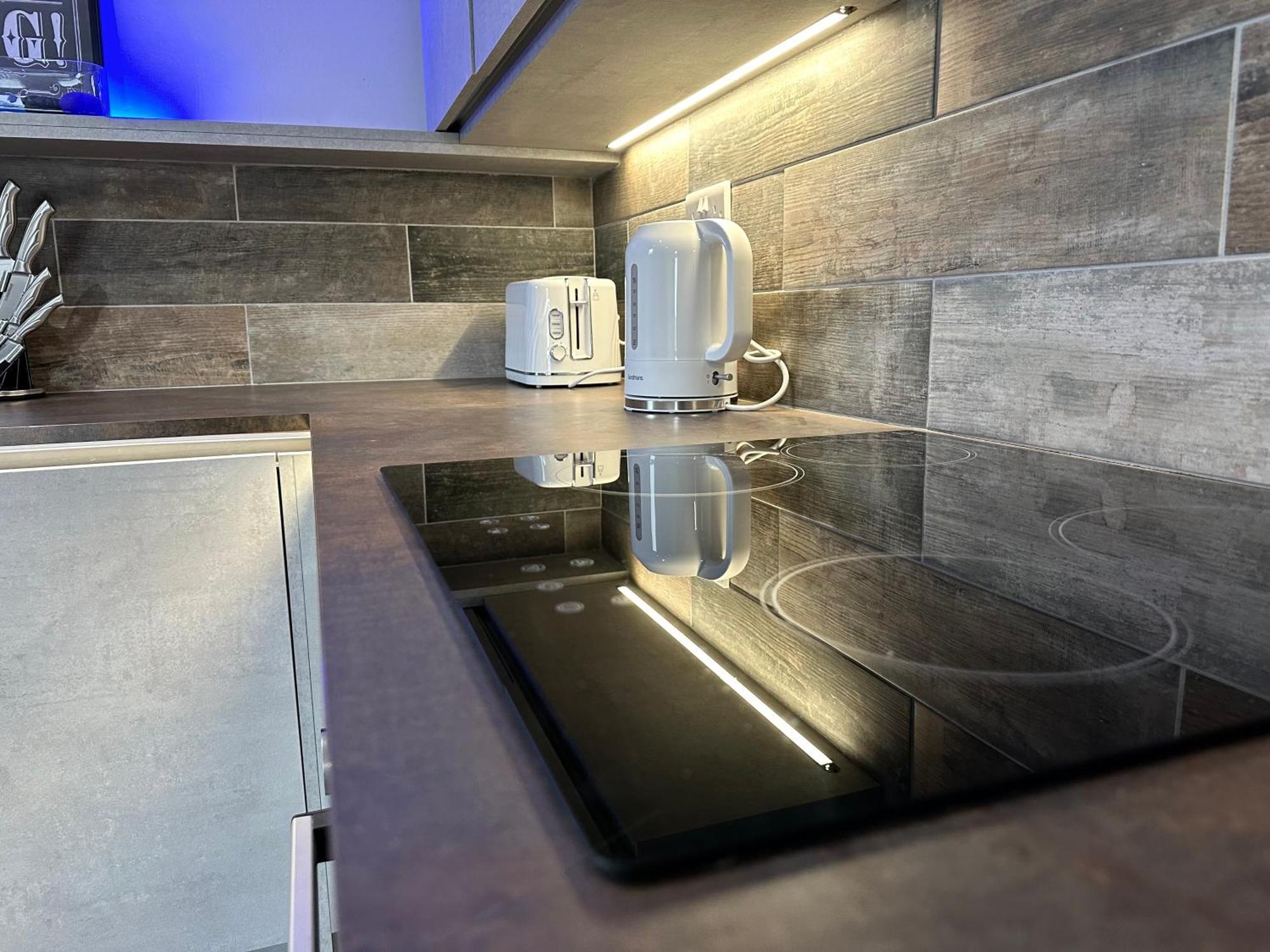 Vibrant Apartments Close To City Centre คาร์ดิฟฟ์ ภายนอก รูปภาพ